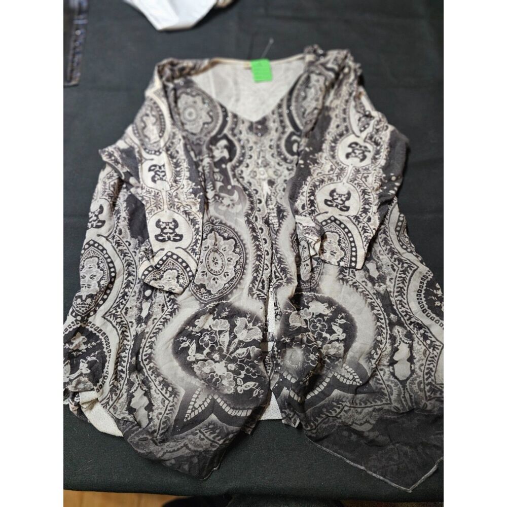 Live and Let Live Woman Paisley Floral Medallion V-Neck Top - Size 2X